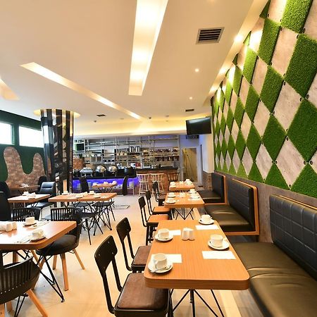 Midtown Xpress Balikpapan Hotell Exteriör bild