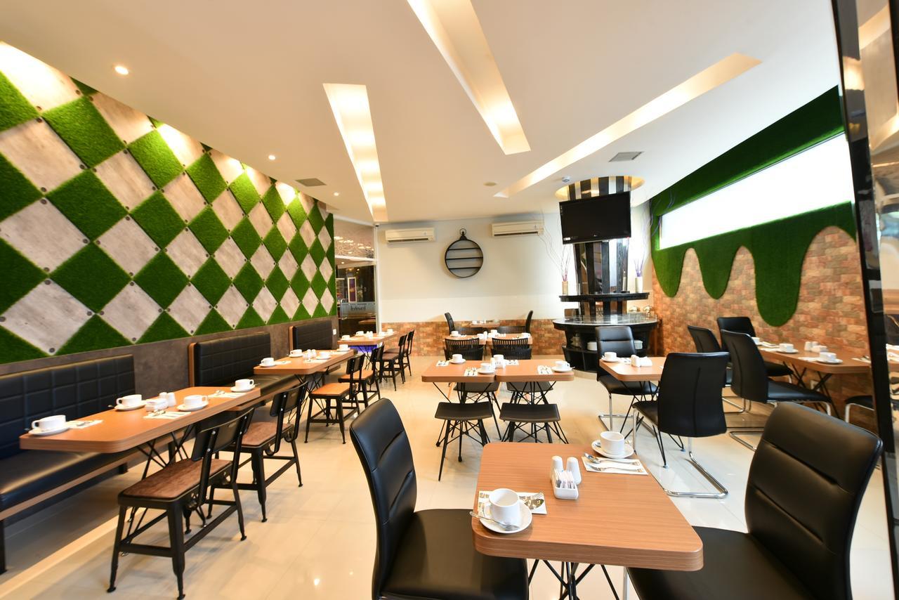Midtown Xpress Balikpapan Hotell Exteriör bild