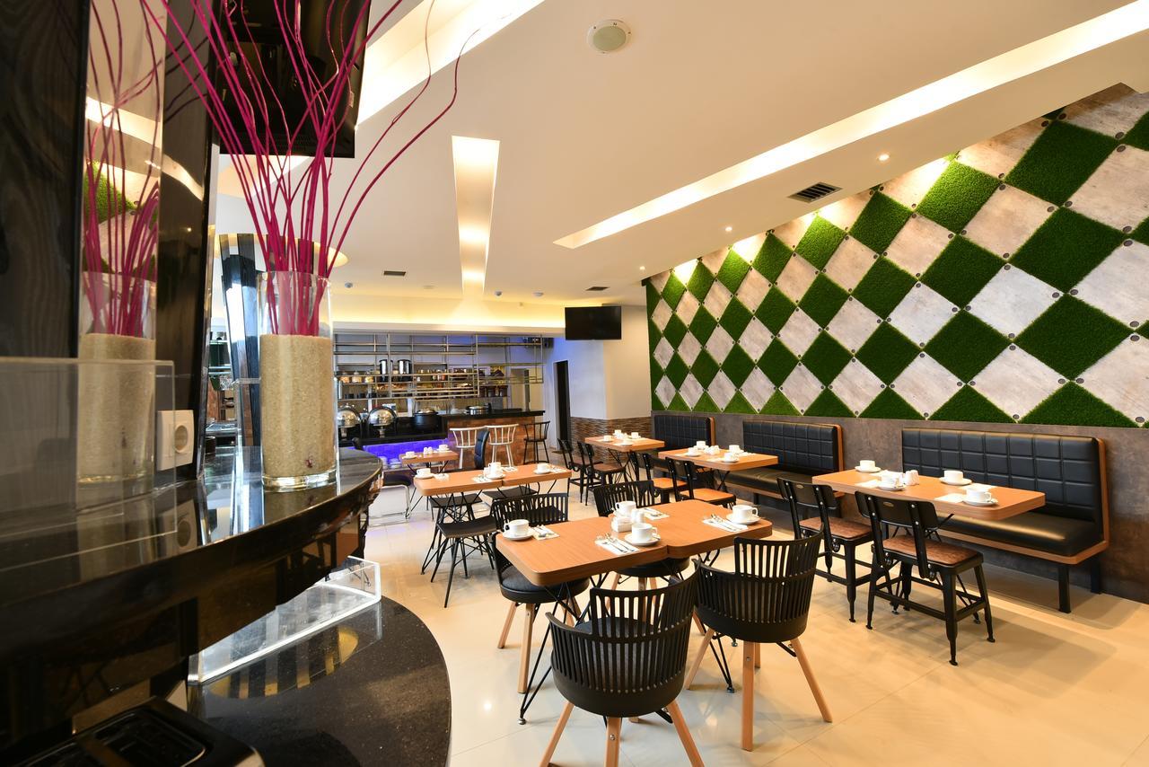 Midtown Xpress Balikpapan Hotell Exteriör bild
