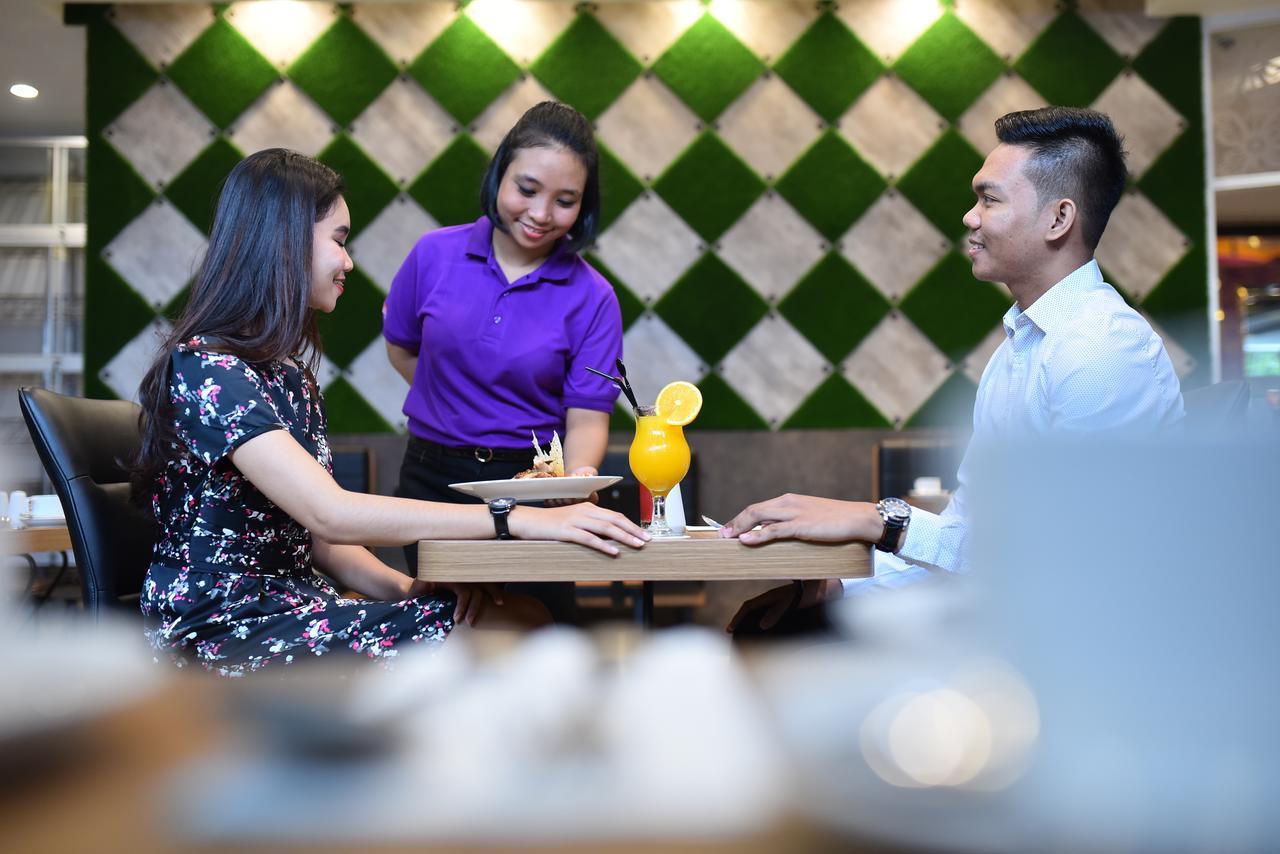 Midtown Xpress Balikpapan Hotell Exteriör bild