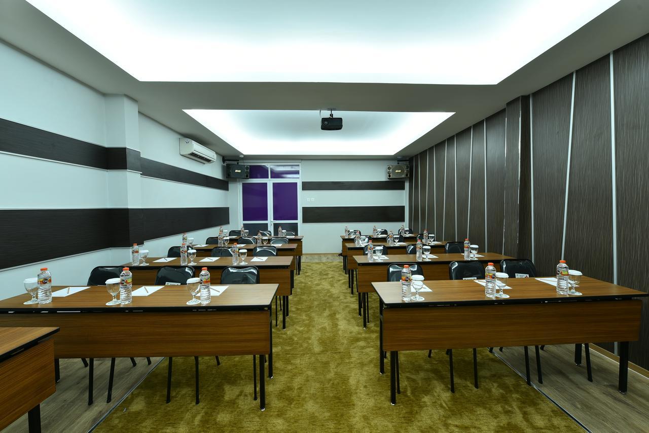 Midtown Xpress Balikpapan Hotell Exteriör bild