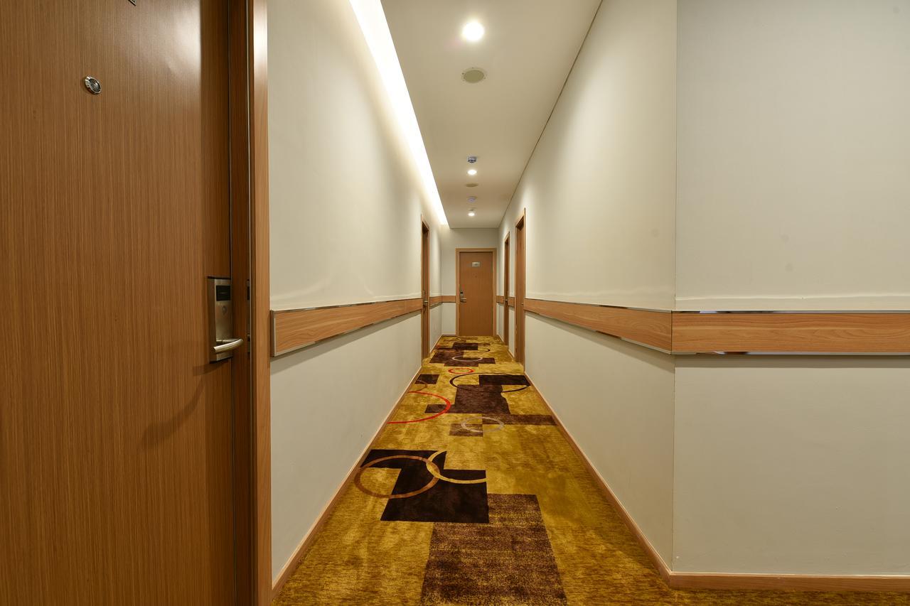 Midtown Xpress Balikpapan Hotell Exteriör bild